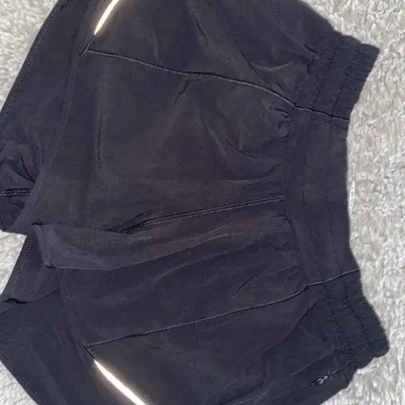 Lululemon Black Hotty Hot Low-Rise Short 4’ - Picture 3 of 4